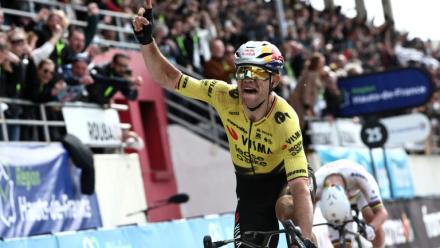 Le Belge Wout Van Aert (Visma Lease a bike) célèbre sa victoire devant le Slovène Tadej Pogacar au vélodrome de Roubaix lors de Paris-Roubaix le 12 avril 2026