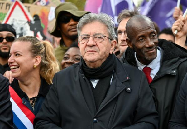 (g-d) La députée LFI Mathilde Panot, Jean-Luc Mélenchon, candidat de LFI à la présidentielle et Bally Bagayoko, maire LFI de Saint-Denis, participent à une manifestation contre la vie chère, le 17 octobre 2026 à Paris
