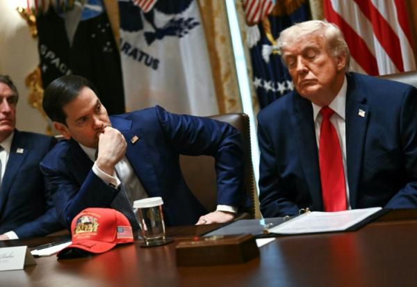 Le président américain Donald Trump avec à sa droite son chef de la diplomatie, Marco Rubio, lors d'un conseil des ministres à la Maison Blanche, à Washington, le 27 mai 2026