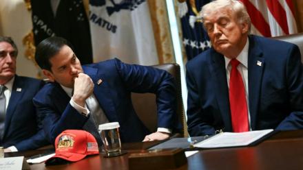 Le président américain Donald Trump avec à sa droite son chef de la diplomatie, Marco Rubio, lors d'un conseil des ministres à la Maison Blanche, à Washington, le 27 mai 2026