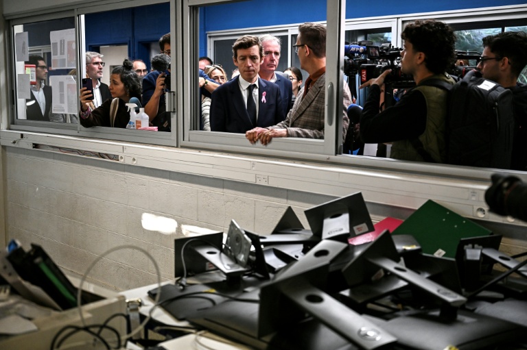 Le ministre de l'Education nationale Edouard Geffray (c) visite  le lycéen Les Iris, saccagé le 8 octobre 2026, à Lormont, le 15 octobre 2026 près de Bordeaux, en Gironde