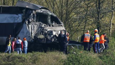 Des pompiers et policiers sur le site d'une collission entre un TGV et un camion à un passage à niveau à Bully-les-Mines, entre Béthune et Lens, le 7 avril 2026 dans le Pas-de-Calais
