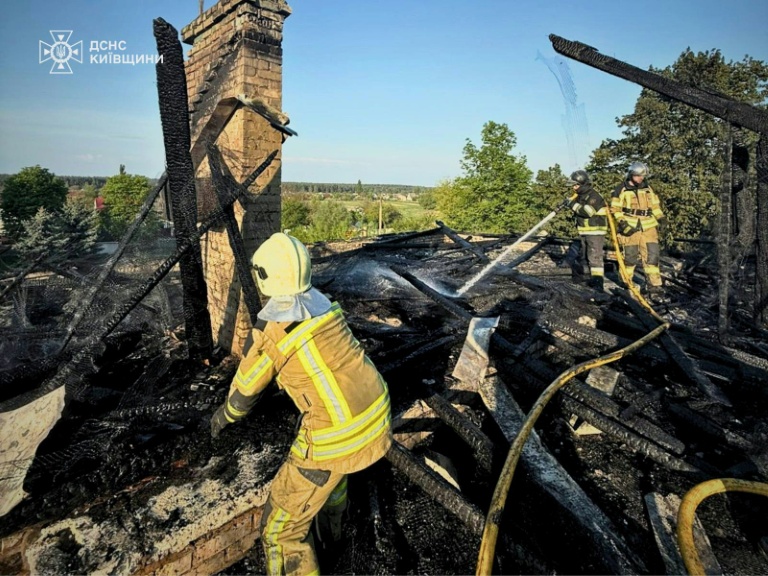 Des pompiers ukrainiens éteignent un incendie après une frappe de drone russe à Kiev le 12 mai 2026. Image fournie par les services d'urgence ukrainiens