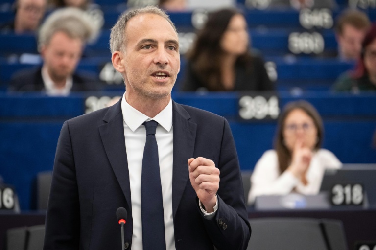 L'eurodéputé français et leader de Place publique Raphaël Glucksmann le 19 mai 2026 au Parlement européen à Strasbourg
