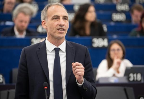 L'eurodéputé français et leader de Place publique Raphaël Glucksmann le 19 mai 2026 au Parlement européen à Strasbourg