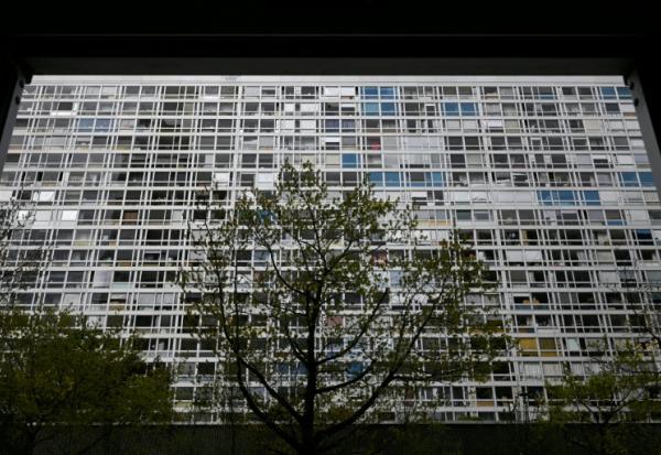 L'immeuble Mouchotte, conçu par l'architecte français Jean Dubuisson et inauguré en 1966 dans le cadre du projet de rénovation urbaine Maine-Montparnasse, le 5 avril 2026 à Paris