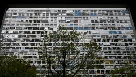 L'immeuble Mouchotte, conçu par l'architecte français Jean Dubuisson et inauguré en 1966 dans le cadre du projet de rénovation urbaine Maine-Montparnasse, le 5 avril 2026 à Paris