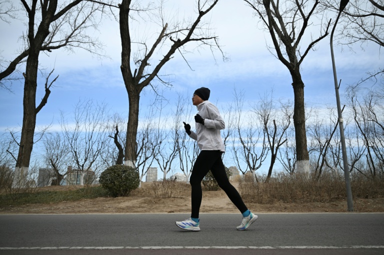 Un joggeur au parc Chaoyang à Pékin, le 5 février 2026