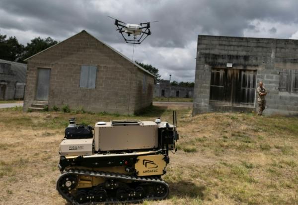 Un robot porteur d'un drone est entraîné à progresser en autonomie sur le chemin qui lui a été assigné, le 2 juillet à Coëtquidan, dans l'ouest de la France