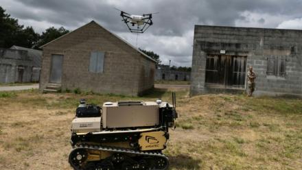 Un robot porteur d'un drone est entraîné à progresser en autonomie sur le chemin qui lui a été assigné, le 2 juillet à Coëtquidan, dans l'ouest de la France