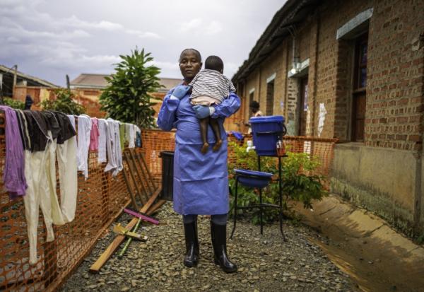 Marie Bakikula, une nourrice dans une pouponnière soutenue par l'Unicef, à Mongbwalu, dans le nord-est de la RDC, le 10 octobre 2026