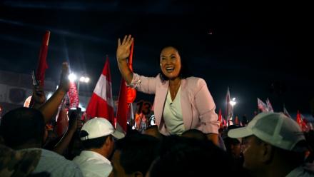 La candidate à la présidentielle péruvienne Keiko Fujimori, du parti Fuerza Popular, salue ses partisans lors de son meeting de clôture de campagne à Villa El Salvador, à Lima, le 9 avril 2026