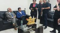 Photo distribuée par l'Administration de la justice du Pérou montre le président destitué Pedro Castillo, assis en veste bleue au côté de son avocat, discutant avec un procureur péruvien deboit, après le vote de sa destitution par le Parlement, à Lima, le 7 décembre 2022