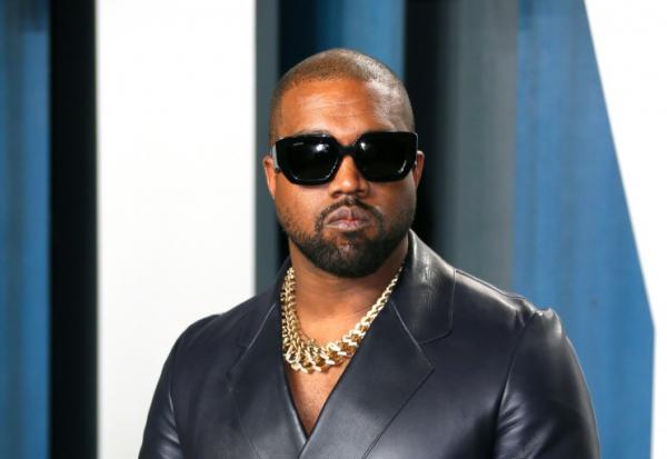 Kanye West assiste à une cérémonie à Beverly Hills, en Californie, le 9 février 2020