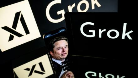 (Photo d'archives) Ecrans affichant le logo de Grok, un chatbot d'IA générative développé par la société américaine xAI, et son fondateur, l'homme d'affaires américano-sud-africain Elon Musk, le 13 janvier 2025 à Toulouse (France)