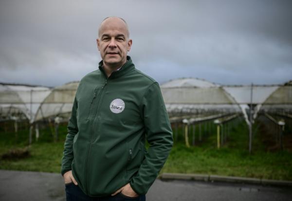 Le président de la Fédération nationale des syndicats d'exploitants agricoles (FNSEA), Arnaud Rousseau, dans une ferme fruitière à Feugarolles, le 9 janvier 2025
