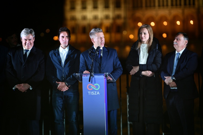 Peter Magyar (c), chef du parti conservateur pro-européen Tisza, salue ses partisans après sa victoire aux législatives, le 12 avril 2026 à Budapest, en Hongrie