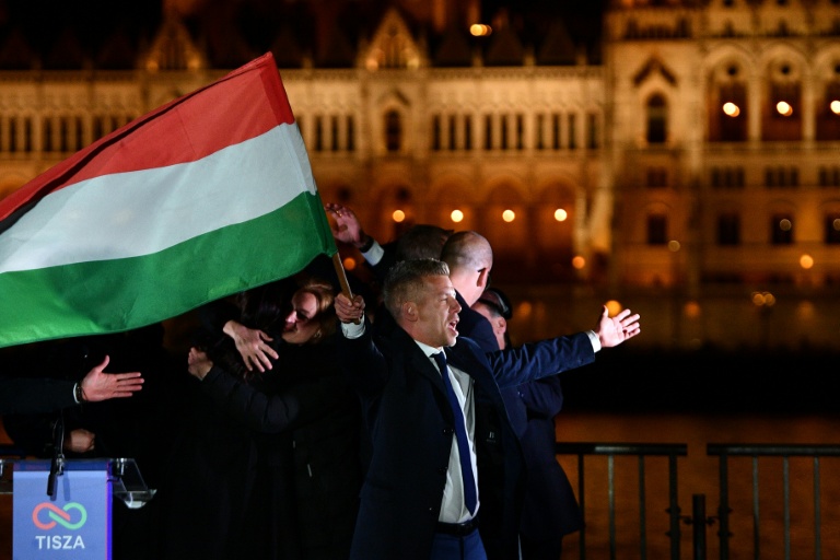 Peter Magyar, chef du parti conservateur pro-européen Tisza, salue ses partisans après sa victoire aux législatives, le 12 avril 2026 à Budapest, en Hongrie
