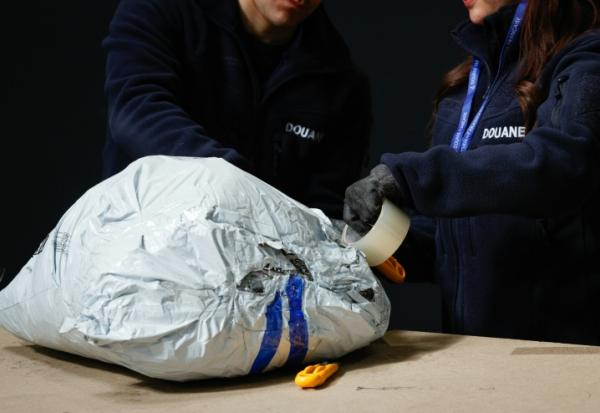 Des agents des douanes inspectent des colis de fret aérien dans un entrepôt de l’aéroport de Roissy-Charles de Gaulle, près de Paris, le 29 avril 2025
