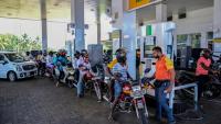 Des clients font la queue à une station service à Biyagama, près de Colombo, la capitale du Sri Lanka, le 15 mars 2026