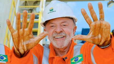 Photo transmise par l'Agencia Petrobras montrant le président brésilien Luiz Inacio Lula da Silva exhiber ses mains couvertes de pétrole lors d'une visite sur la plateforme de forage NS-42, au large de l'Etat d'Amapa au Brésil, le 17 août 2026