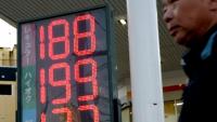 Une station-service japonaise affiche le prix de l'essence, qui a grimpé à 188 yens le litre pour l'essence ordinaire, à Tokyo, le 14 mars 2026