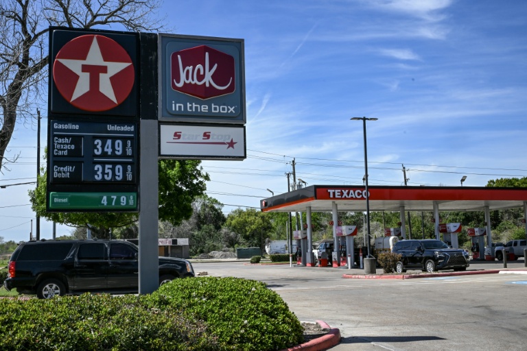 Une station-service américaine à Houston (Texas) le 16 mars 2026