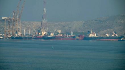 Des pétroliers au terminal à conteneurs de Khor Fakkan, le long du détroit d'Ormuz, le 23 juin 2025 aux Emirats arabes unis