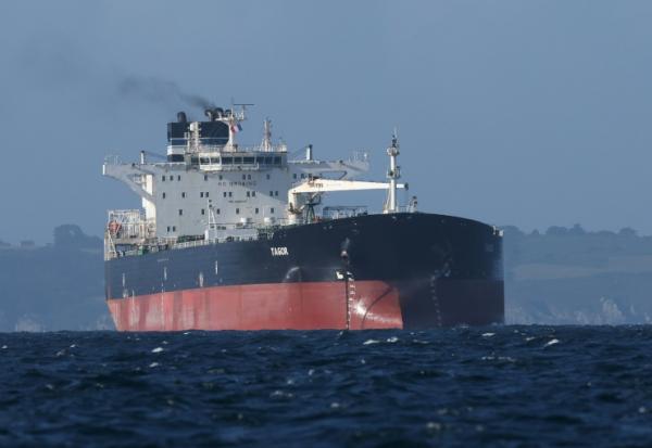 Le Tagor, pétrolier de la flotte fantôme russe arraisonné dans l'océan Atlantique par la marine française, le 2 juin 2026 à son arrivée dans la baie de Douarnenez, dans le Finistère