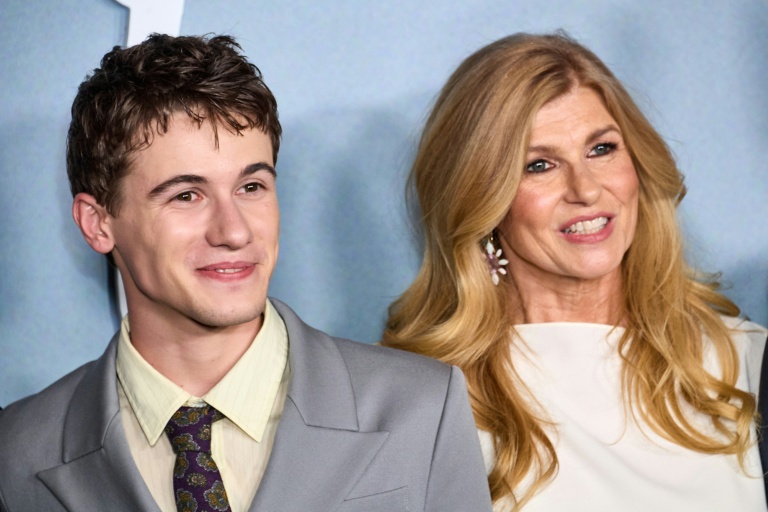 L'acteur américano-britannique Sam Nivola et l'actrice américaine Connie Britton assistent à la première de la série télévisée 