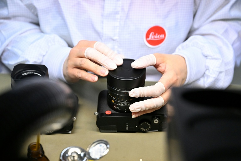 Un employé assemble une caméra Leica à Wetzlar, Allemagne, en mars 2025.