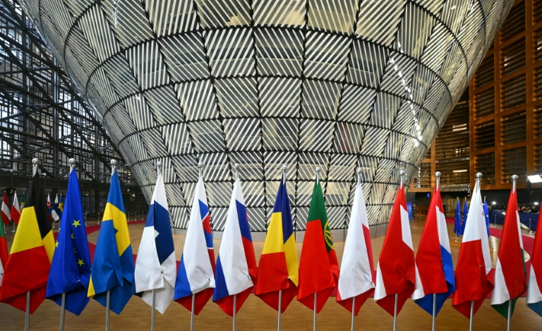 Les drapeaux de pays européens au siège de l'Union européenne à Bruxelles, le 19 mars 2026