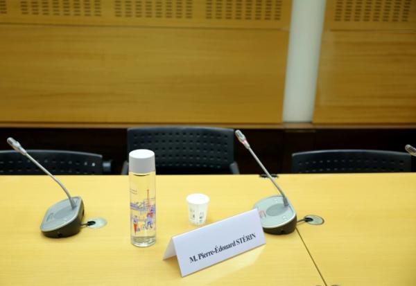 La chaise vide de l'homme d'affaires Pierre-Édouard Stérin convoqué par une précédente commission d'enquête de l'Assemblée nationale, le 14 mai 2025, à Paris