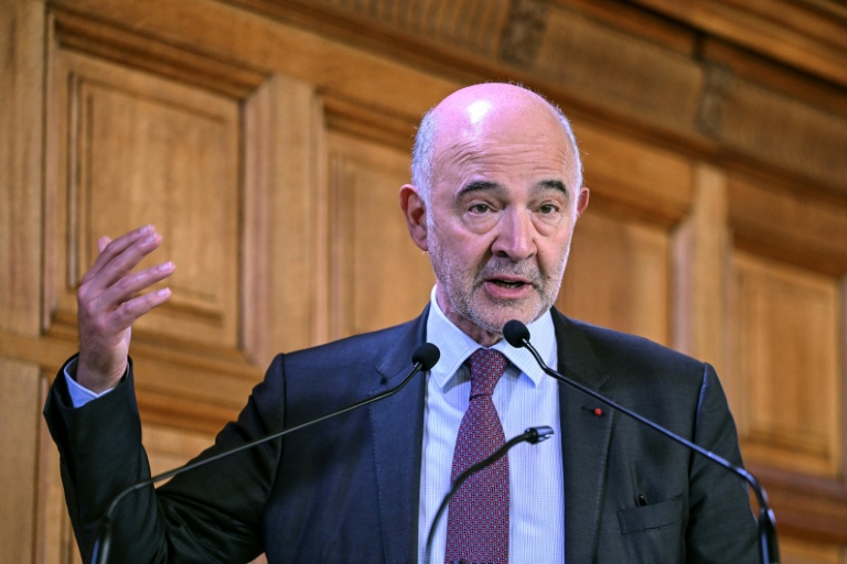 Le Premier président de la Cour des comptes Pierre Moscovici s'exprime lors de la présentation du rapport de la Cour consacré au Louvre, le 6 novembre 2025 à Paris