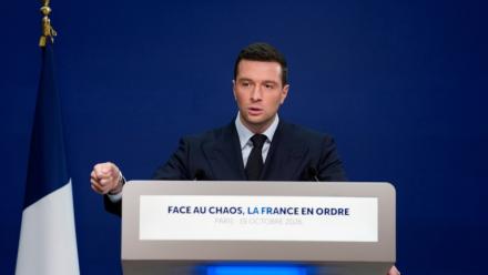 Le président du RN Jordan Bardella s'exprime lors d'une conférence de presse au siège du RN le 19 octobre 2026 à Paris