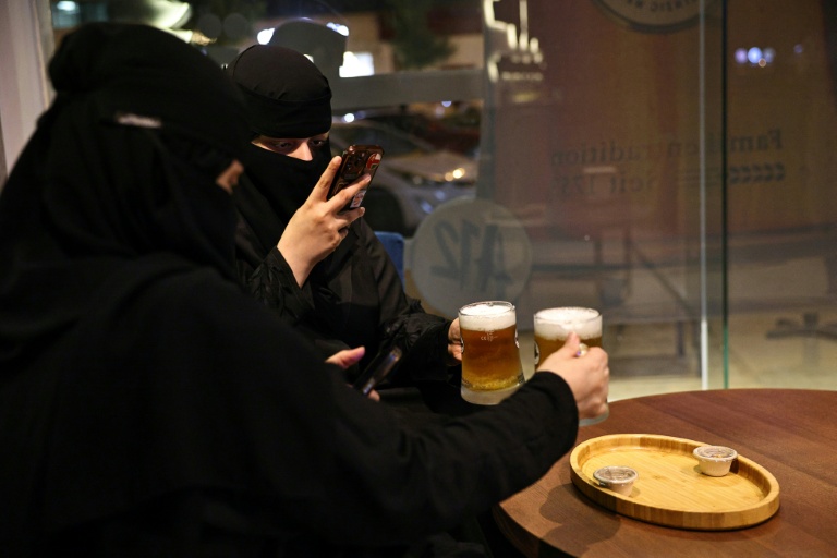Deux femmes prennent en photo leur bière sans alcool à Ryad, Arabie saoudite, le 24 octobre 2025