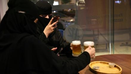Deux femmes prennent en photo leur bière sans alcool à Ryad, Arabie saoudite, le 24 octobre 2025