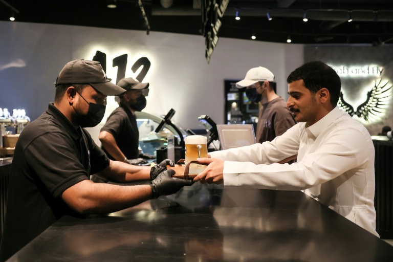 Un client prend une pinte de  bière sans alcool dans une brasserie de Ryad, en Arabie saoudite, le 24 octobre 2025