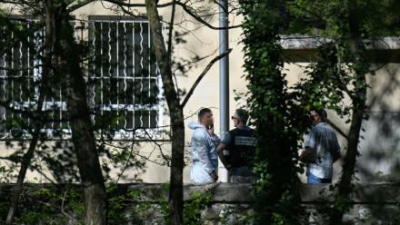 Des gendarmes et des membres de la police scientifique à la mosquée de La Grande Combe où un fidèle musulman a été tué à coups de couteau, le 25 avril 2025 dans le Gard