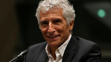 Nagui lors d'une audition de la Commission parlementaire d'enquête sur la neutralité, le fonctionnement et le financement du service public de radiodiffusion à l'Assemblée nationale le 1er avril 2026