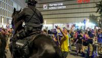Confrontation entre un policier monté et un manifestant, lors d'une manifestation à Tel-Aviv pour réclamer un accord de cessez-le-feu à Gaza et le retour des otages du 7-Octobre, le 9 août 2025
