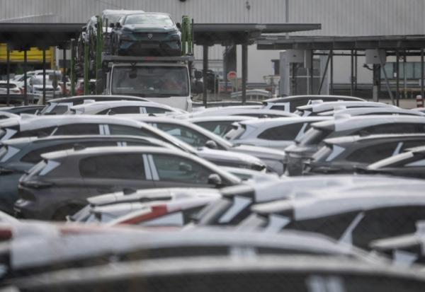 Des véhicules sur un site Stellantis, à Sausheim (Haut-Rhin), le 2 juin 2026