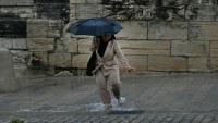 Une femme marche sous la pluie à Montpellier dans le sud de la France le 30 septembre 2026

