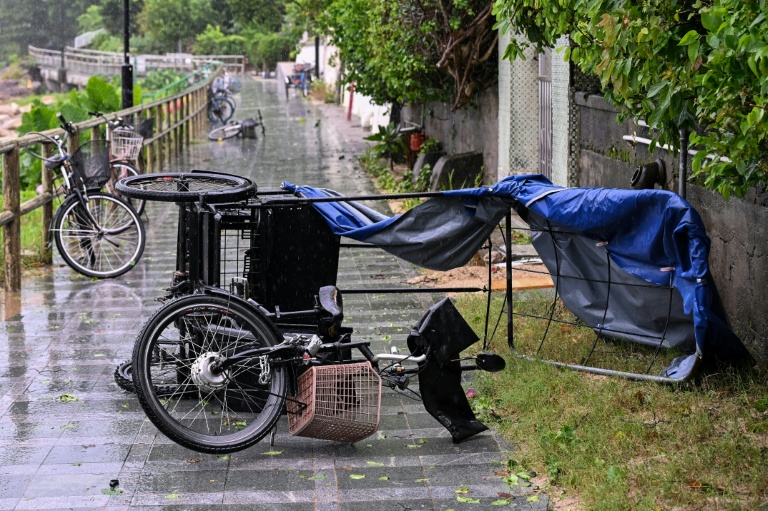 Un pousse-pousse renversé au passage du typhon Noul près de Hong Kong le 26 juillet 2026