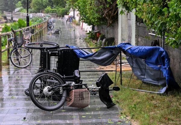 Un pousse-pousse renversé au passage du typhon Noul près de Hong Kong le 26 juillet 2026