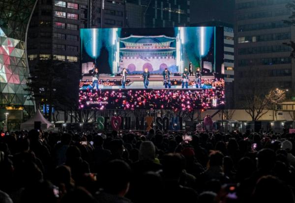 Le concert de BTS diffusé sur un écran géant sur une place du centre de Séoul, le 21 mars 2026