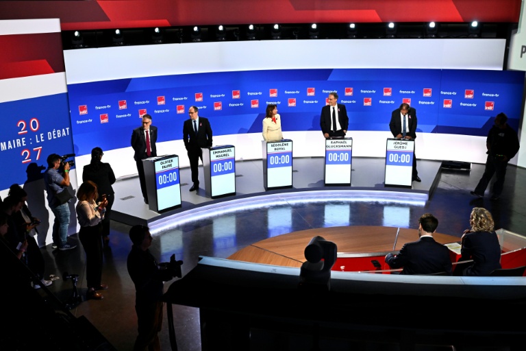 Les candidats à la primaire de la gauche sociale-démocrate en vue de la présidentielle de 2027, (de g. à d.) Olivier Faure, Emmanuel Maurel, Ségolène Royal, Raphaël Glucksmann et Jérôme Guedj, posent avant le début d'un débat, à Paris, le 1er octobre 2026