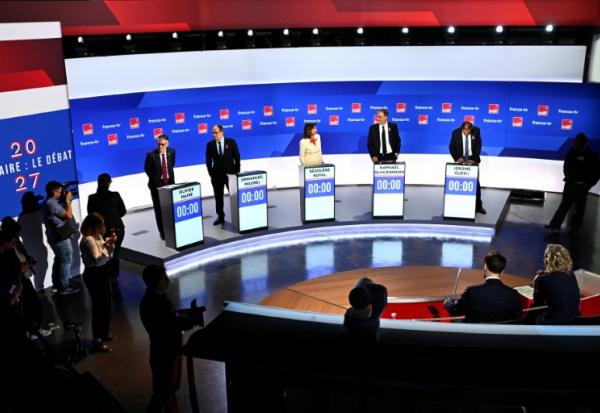 Les candidats à la primaire de la gauche sociale-démocrate en vue de la présidentielle de 2027, (de g. à d.) Olivier Faure, Emmanuel Maurel, Ségolène Royal, Raphaël Glucksmann et Jérôme Guedj, posent avant le début d'un débat, à Paris, le 1er octobre 2026