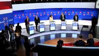 Les candidats à la primaire de la gauche sociale-démocrate en vue de la présidentielle de 2027, (de g. à d.) Olivier Faure, Emmanuel Maurel, Ségolène Royal, Raphaël Glucksmann et Jérôme Guedj, posent avant le début d'un débat, à Paris, le 1er octobre 2026
