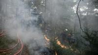Des pompiers allument des "feux tactiques" le 9 août 2022 à Mostuéjouls, dans l'Aveyron, pour stopper l'avancée d'un incendie qui a déjà ravagé 700 hectares de végétation 